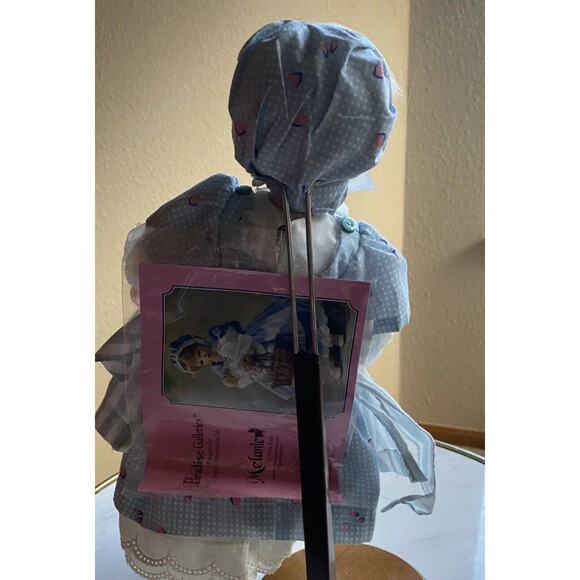 Lot 2 Dolls Porcelain Cloth Blonde Blue Eyes Girl Melanie Musical Pinafore Apron - Picture 7 of 10